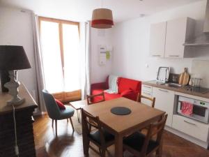 Létablissement TOIMOINOU, Hyper-centre, vue marché, proche mer 150m, lits faits à votre arrivée, serviettes de toilette, ménage, inclu, Netflix, accueil en personne