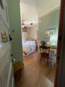 Deluxe Queen Room room in Carriage House Bed & Breakfast