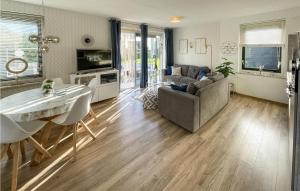 3 Bedroom Cozy Home In Tzummarum