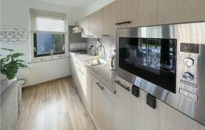 3 Bedroom Cozy Home In Tzummarum