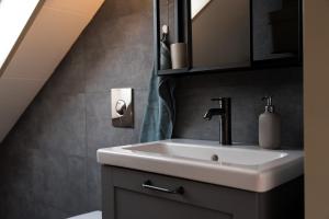 Scenic Penthouse - Ocean view & skylight windows