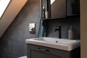 Scenic Penthouse - Ocean view & skylight windows