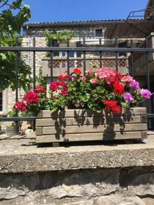 Maison charmante à Orgnac-lAven avec piscine partagée.