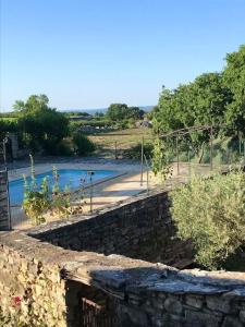 Maisons de vacances Propriete de 2 chambres avec piscine partagee et jardin clos a Orgnac l'Aven : photos des chambres