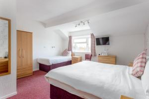Classic Triple Room room in Somerset Hotel