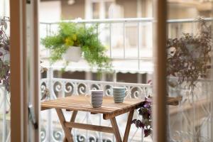 Ancient Agora Central Living