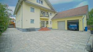 Vilux with indoor private parking