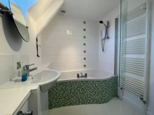 The Nook - Charming cottage, modern living with original features, perfect private garden