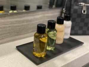 Modern Spacious 1 Bed Apartment with Free Parking in TrendyLondon Suburb 15 mins walk to Victoria Line Underground then 20 mins to Oxford Street "West End of London" or 10 mins walk to Overground and 10 mins to London Liverpool St "City of London"