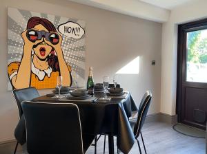 Modern Spacious 1 Bed Apartment with Free Parking in TrendyLondon Suburb 15 mins walk to Victoria Line Underground then 20 mins to Oxford Street "West End of London" or 10 mins walk to Overground and 10 mins to London Liverpool St "City of London"