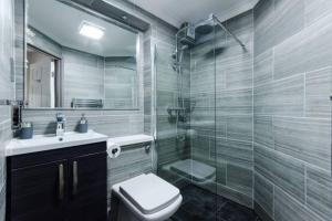 Modern Spacious 1 Bed Apartment with Free Parking in TrendyLondon Suburb 15 mins walk to Victoria Line Underground then 20 mins to Oxford Street "West End of London" or 10 mins walk to Overground and 10 mins to London Liverpool St "City of London"