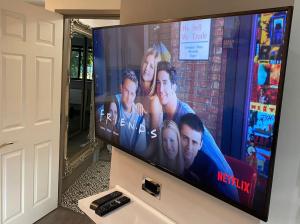 Modern Spacious 1 Bed Apartment with Free Parking in TrendyLondon Suburb 15 mins walk to Victoria Line Underground then 20 mins to Oxford Street "West End of London" or 10 mins walk to Overground and 10 mins to London Liverpool St "City of London"