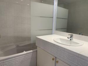 Appartement T3 en bord de mer avec balcon, WIFI et parking sécurisé - FR-1-374-23