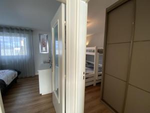 Appartements Ploemeur - Appartement 3 pieces avec balcon, ascenseur et WIFI pres de la plage - FR-1-349-90 : photos des chambres