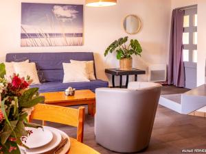 Maisons de vacances Longere au calme a Larmor-Plage, proche plage et commerces, jardin privatif et parking couvert - FR-1-349-101 : photos des chambres