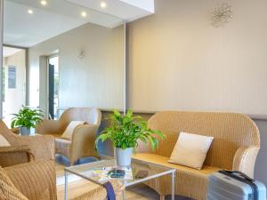 Studio Climatisé Proche Plage et Commerces avec Balcon, Parking, et WiFi à Saint-Raphaël - FR-1-466A-32