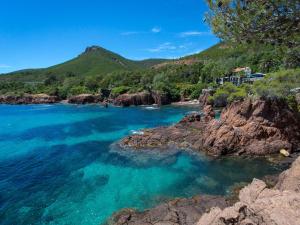 Studio Climatisé Proche Plage et Commerces avec Balcon, Parking, et WiFi à Saint-Raphaël - FR-1-466A-32
