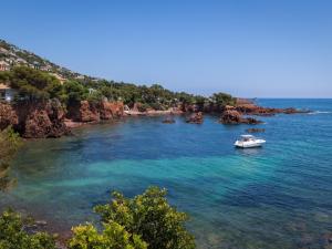 Studio Climatisé Proche Plage et Commerces avec Balcon, Parking, et WiFi à Saint-Raphaël - FR-1-466A-32