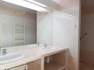 2 Pièces avec Balcon et Terrasse - Plage à 50m - Clim, WiFi, Parking - FR-1-466A-17