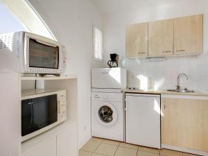 Bel appartement T3 à 50m de la plage, balcon, parking, pour 4 - FR-1-521-14