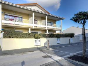 Bel appartement T3 à 50m de la plage, balcon, parking, pour 4 - FR-1-521-14