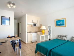 Studio 23 personnes près plage, climatisé, balcon, parking, WiFi, petit-déjeuner, Saint-Raphaël - FR-1-466A-37