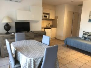 Studio climatisé proche plage, commerces et gare avec balcon, parking et wifi - FR-1-466A-5