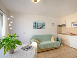 Appartement climatisé avec terrasse, à 50m de la plage et proche commerces, gare et centre-ville. - FR-1-466A-9