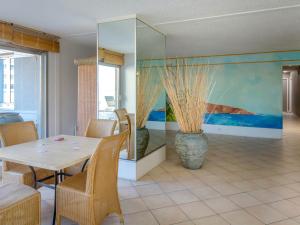 Appartement climatisé avec terrasse, à 50m de la plage et proche commerces, gare et centre-ville. - FR-1-466A-9