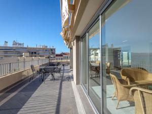Appartement climatisé avec terrasse, à 50m de la plage et proche commerces, gare et centre-ville. - FR-1-466A-9