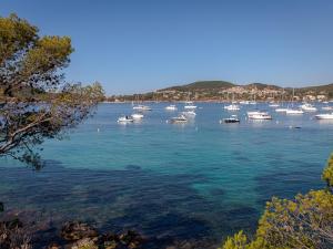 Studio climatisé pour 3 pers, à 50m de la plage, centre-ville Saint-Raphaël, WiFi, parking dispo - FR-1-466A-38