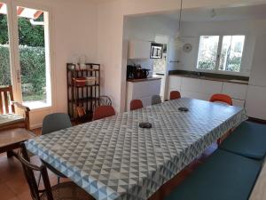 Maisons de vacances Maison 3* a Hendaye, proche plage et commerces, jardin prive, parfait pour familles et amis - FR-1-239-492 : photos des chambres