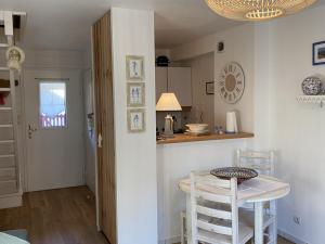 Appartements Charmant Cottage avec Jardin a Deux Pas du Port - Dives-sur-Mer - FR-1-487-279 : photos des chambres