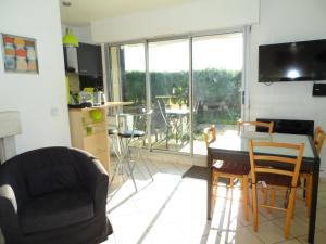 Appartement T2 avec Jardin, Proche Centre et Plage de Cabourg, Parking Inclus - FR-1-487-295