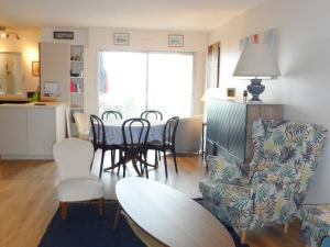 Cabourg : Appartement moderne 45 pièces, accès plage, 8 pers, jardin et terrasse, parking, WIFI - FR-1-487-304