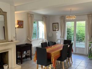 Maisons de vacances Grande Villa avec Jardin, Proche Plage et Centre de Villers-sur-Mer - FR-1-487-310 : photos des chambres