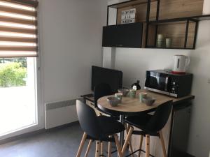 Studio Front de Mer avec Terrasse et Accès Direct Plage à Merville-Franceville - FR-1-487-329