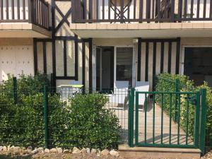 Studio Front de Mer avec Terrasse et Accès Direct Plage à Merville-Franceville - FR-1-487-329