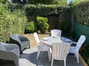 Maisons de vacances Cottage 3 Pieces Avec Jardin Privatif Sud, Parking, Piscine - Proche Port Guillaume - FR-1-487-320 : photos des chambres