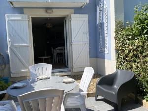 Maisons de vacances Cottage 3 Pieces Avec Jardin Privatif Sud, Parking, Piscine - Proche Port Guillaume - FR-1-487-320 : Maison de Vacances (4 Adultes)