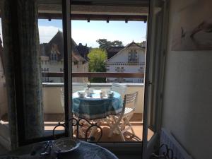 Grand studio en hyper-centre de Cabourg avec balcon, proche plage, parking, et prestations disponibles - FR-1-487-327