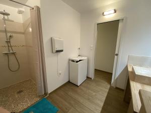 Maisonette en pierre rénovée avec jardin à 100m de la plage - 56 couchages et Wi-Fi - FR-1-349-179