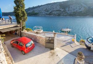 Apartments by the sea Vinisce, Trogir - 8659