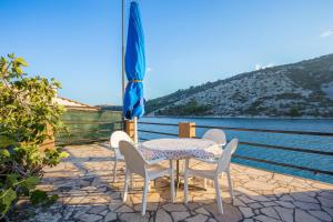 Apartments by the sea Vinisce, Trogir - 8659