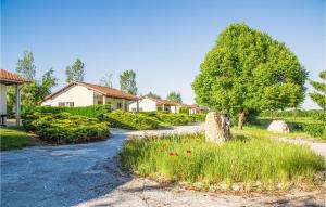 Maisons de vacances Beautiful Home In Sarrecave With Outdoor Swimming Pool : photos des chambres