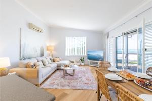 Dukes , 31 Gloucester St - spectacular water views and the added comfort of air conditioning and Wi-Fi
