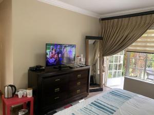 Safari Apartments -Beautiful 3 bedrooms, 10-seater dining , TV room & Garden