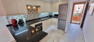 Homes of Spain, Apartamentos Paraíso, Ed Palmerston, Atico B a pie de Playa, piscina privada en solárium, WI-FI