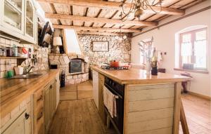 4 Bedroom Nice Home In Radovanci