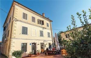 2 Bedroom Amazing Apartment In Fazana 